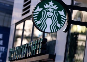 Otpušteni upravitelj Starbucks -a tvrdi da se suočio s “groznom” diskriminacijom zbog heteroseksualnog