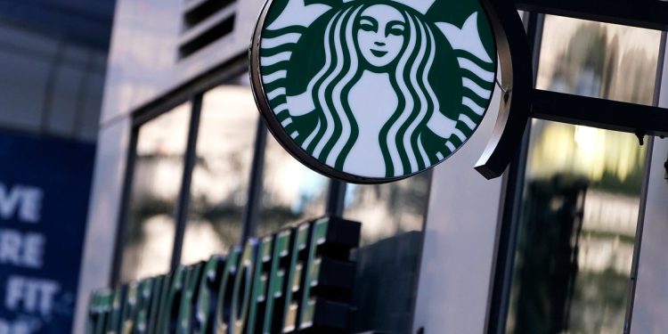 Otpušteni upravitelj Starbucks -a tvrdi da se suočio s “groznom” diskriminacijom zbog heteroseksualnog