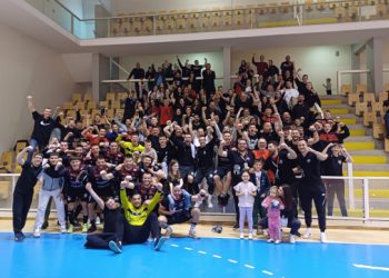 “Ovdje nitko nije normalan” Zajedno zapjevali rukometaši i navijači nakon velikog slavlja (FOTO/VIDEO)