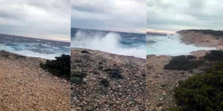 Ovo vam je viško oštro, visina stijene o koju se razbijaju valovi je 25 metara!