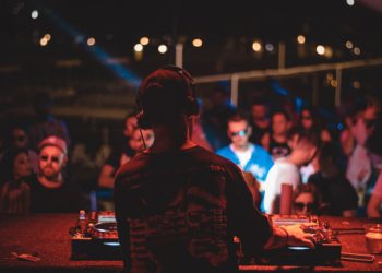 Ovog ljeta povedi ekipu na najluđi party brod!