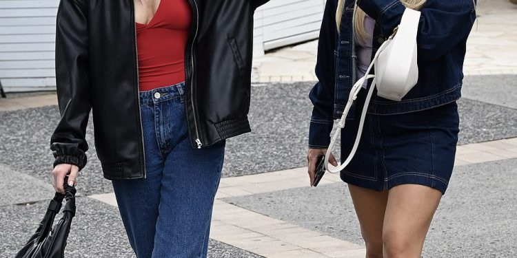 Oženjene na prvi pogled mladenke Awhina Rutene i Beth Kelly uživaju u Manlyju bez njihovih muževa