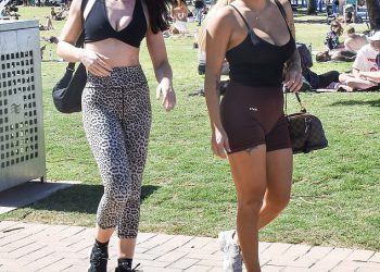 Oženjene na prvi pogled mladenke Beth i Awhina upijaju sunce u Sydneyu tijekom zabavnog dana – a njihovi muževi nigdje nisu na vidiku