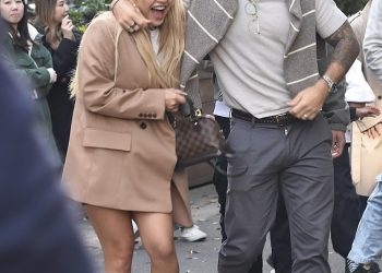 Oženjeni na prvom mjestu Eliot i Awhina su se prijavili na prijateljski prikaz dok odlaze na arkadu prije nego što se ona spakira na PDA s mladoženjem Adrianom