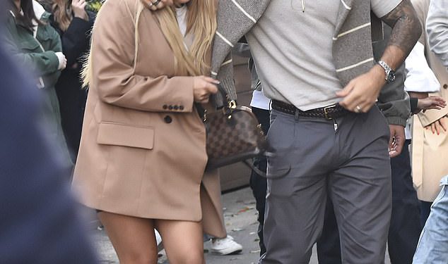 Oženjeni na prvom mjestu Eliot i Awhina su se prijavili na prijateljski prikaz dok odlaze na arkadu prije nego što se ona spakira na PDA s mladoženjem Adrianom