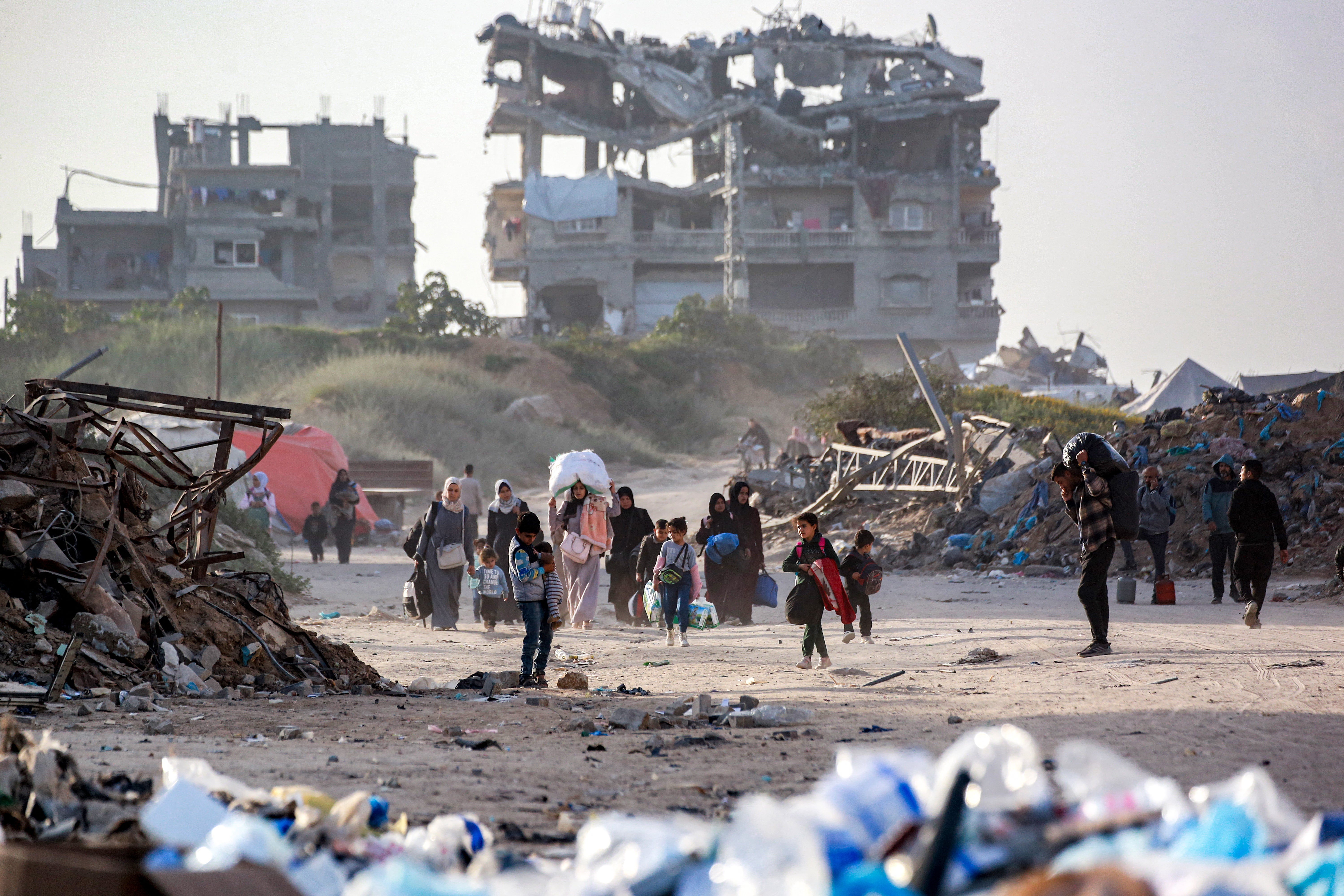 Ljudi raseljeni sukobom i bježeći od Beit Hanoun u sjevernoj Gazi stri
