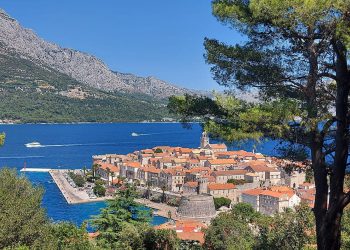 POKLON OTOKU UGLJANU Korizmeni koncert Bratimskih kantadura Grada Korčule