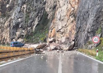 PRAVA JE SREĆA DA NITKO NIJE STRADAO Ogromno kamenje ponovno se sručilo na cestu u smjeru Vrgorca