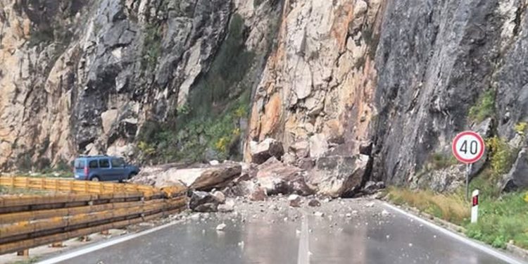 PRAVA JE SREĆA DA NITKO NIJE STRADAO Ogromno kamenje ponovno se sručilo na cestu u smjeru Vrgorca
