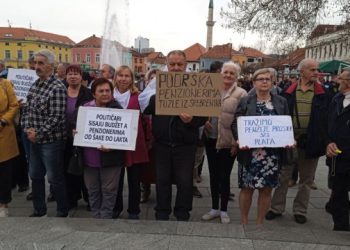 PROSVJED UMIROVLJENIKA ‘Političari sisaju budžet, a penzionerima od šake do lakta’