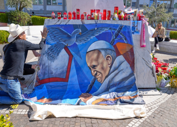 Papa Franjo imao je ‘laku noć’, nastavlja se odmarati tijekom boravka u bolnici