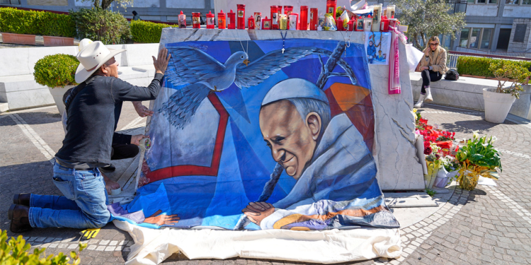 Papa Franjo imao je ‘laku noć’, nastavlja se odmarati tijekom boravka u bolnici