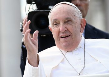 Papa Franjo je imao mirnu noć, odmara se nakon krize disanja, kaže Vatikan