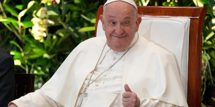 Papa Franjo je stabilan i pokazuje poboljšanja, ali ostat će hospitaliziran