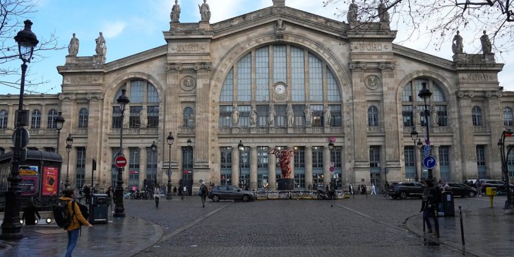 Paris Gare du Nord vlakovi poremećeni dok je bomba 2 svjetskog rata otkrivena na stazama