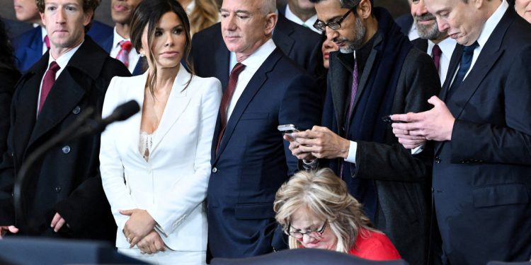 Pet najbogatijih svjetskih ljudi prisustvovalo je Trumpovoj inauguraciji. Od tog dana su izgubili 209 milijardi dolara