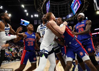 Pet zvijezda i dva trenera izbačena iz klipova-timberwolves dok se ludi masovna svađa prolijeva na tribine