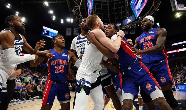 Pet zvijezda i dva trenera izbačena iz klipova-timberwolves dok se ludi masovna svađa prolijeva na tribine