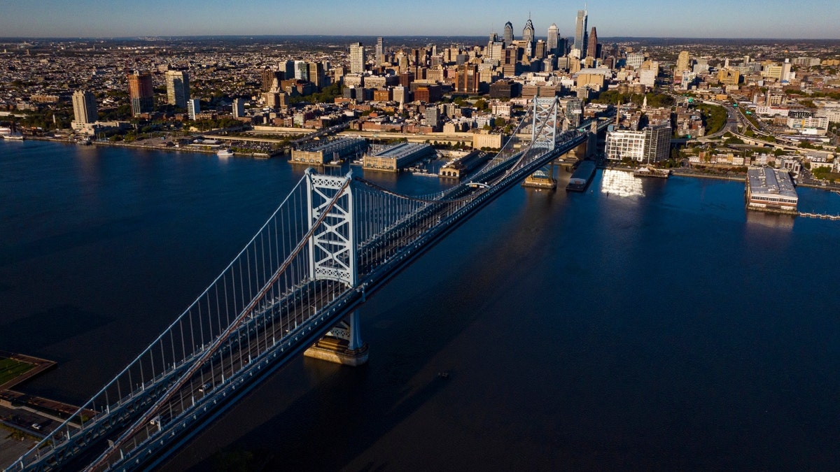 Zračni pogled na most Ben Franklin i Philadelphiju