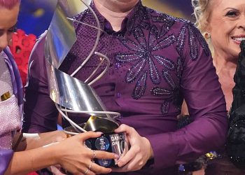 Ples na ledu obožavatelji ismijavaju ‘raznoliki’ pobjednici emisije dok Sam Aston uzima krunu usred tvrdnji da je show otišao ‘ustajala’