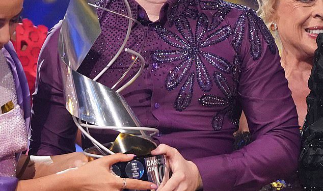 Ples na ledu obožavatelji ismijavaju ‘raznoliki’ pobjednici emisije dok Sam Aston uzima krunu usred tvrdnji da je show otišao ‘ustajala’