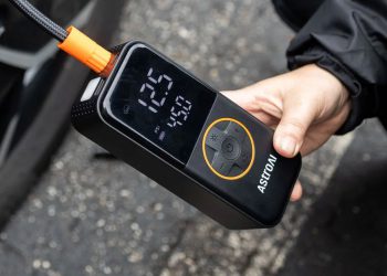 Pokupite ovaj jeftini 23 dolara bežični napuhavanje guma i zračni kompresor za hitne slučajeve