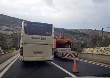 Pokvario se auto na brzoj cesti Klis-Solin, odmah je nastala gužva
