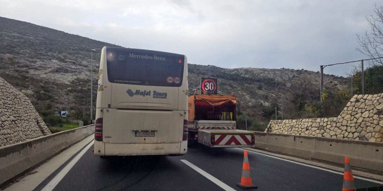 Pokvario se auto na brzoj cesti Klis-Solin, odmah je nastala gužva