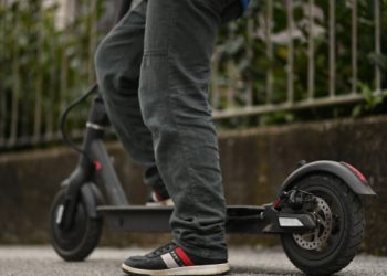 Policija nakon nesreće u kojoj je ozlijeđen maloljetnik: “Vozači električnih romobila trebaju se kretati nogostupom”