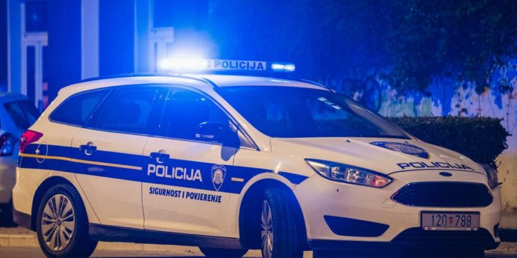 Policija noćas na Jadranskoj magistrali zaustavila vozača. Imali su što za vidjeti…