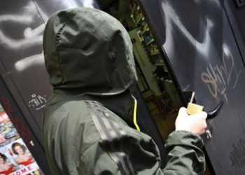 Policija raspisala potragu za lopovom, ukrao pare iz kafića u gradu