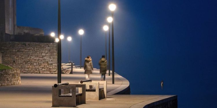 Porečki lungomare dobio novu javnu rasvjetu