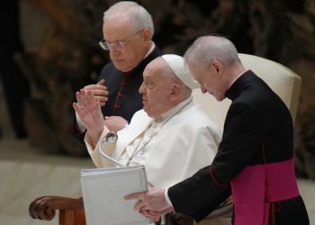 Poruka pape Franjo za djecu koja se okupljaju izvan bolnice Gemelli usred njegove pneumonije bitke