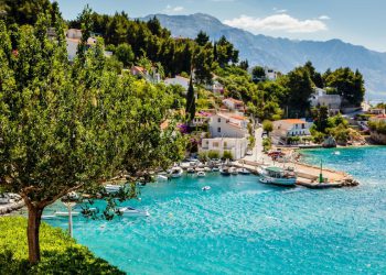 Posvuda sunčano uz slabu do umjerenu buru