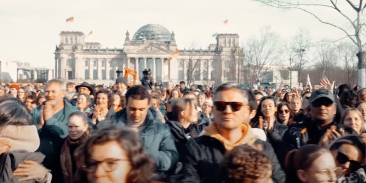 Povijesni događaj u Njemačkoj: Tisuće u Berlinu na ulici molili Boga oprost