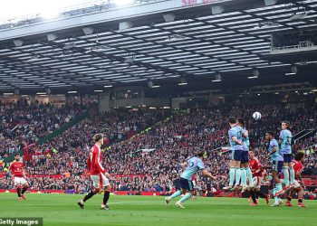 Pozicioniranje Davida Raya ispitivano je za slobodno udar Bruna Fernandesa – jer Sky Sports točno otkriva koliko je zid Arsenala bio daleko nakon što je Gary Neville sugerirao da je “Miles Away”