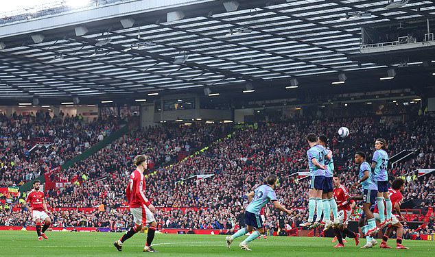 Pozicioniranje Davida Raya ispitivano je za slobodno udar Bruna Fernandesa – jer Sky Sports točno otkriva koliko je zid Arsenala bio daleko nakon što je Gary Neville sugerirao da je “Miles Away”