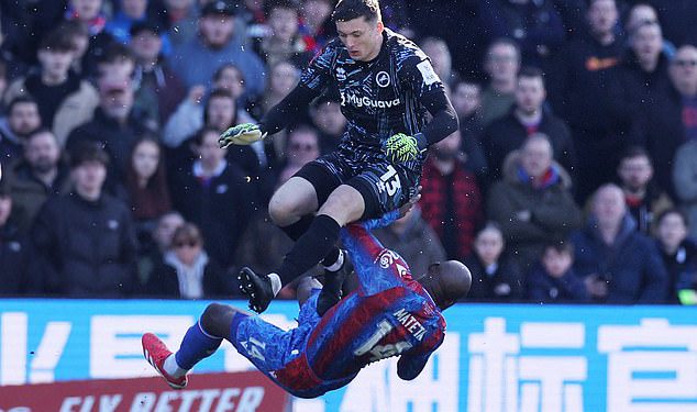 Predsjedavajući Emotional Crystal Palace Steve Parish udara u ‘Recless’ Millwall golman za ‘ugrožavanje’ života Jean-Philippe Mateta s šokantnim karateom udarcem u glavu