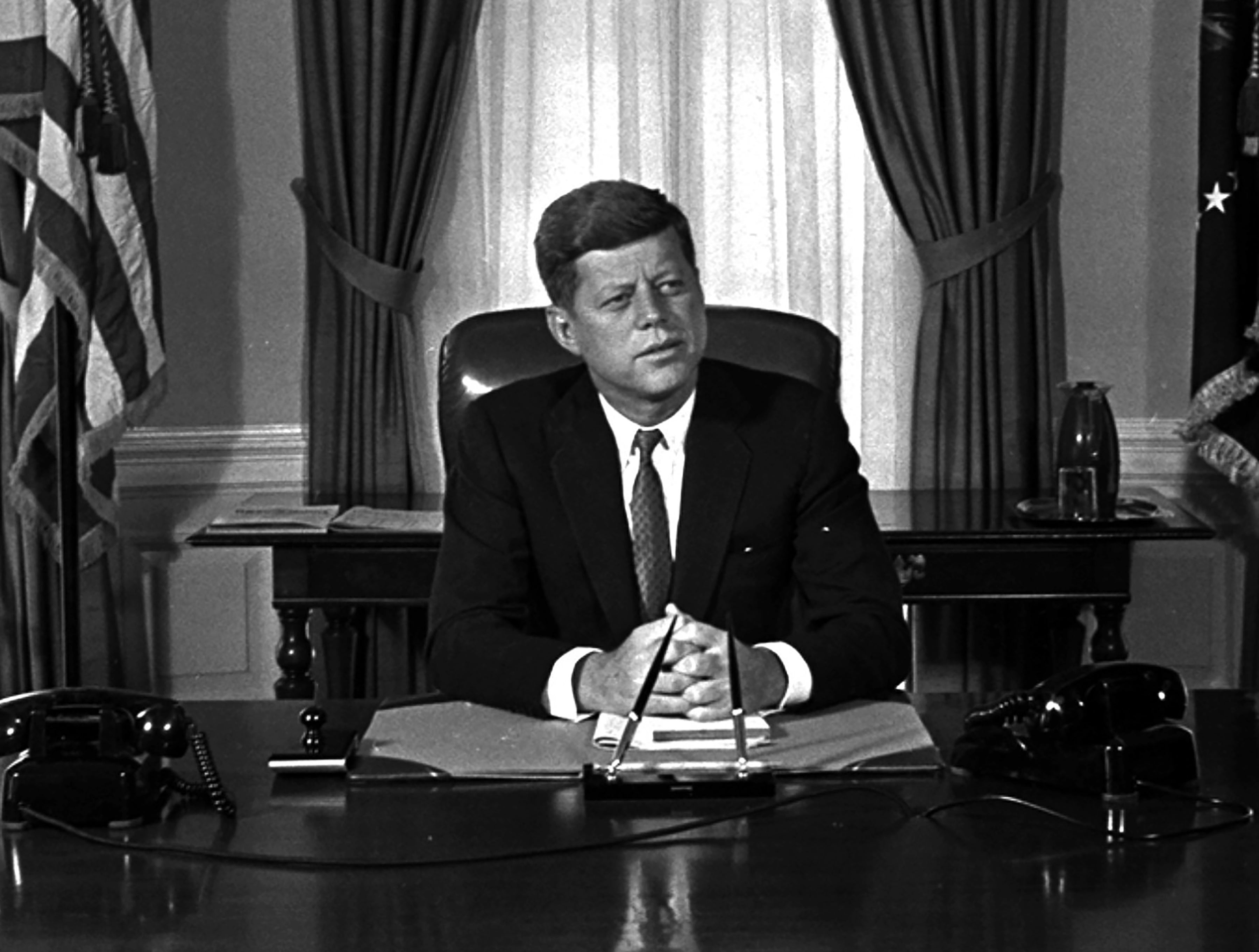 Bivšeg predsjednika Johna F. Kennedyja ubijen je u studenom 1963. godine Lee Harvey Oswald - ali teoretičari zavjere plutali su mnoge druge ideje