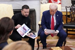 Volodymyr Zelensky drži fotografije Ukrajinaca koje su zarobile ruske trupe