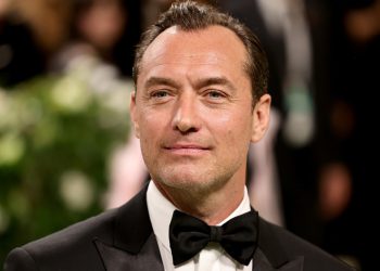 Prve fotografije Jude Law dok se Putin pojavljuju – RT Entertainment