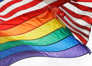 Prvo američke države izdaju LGBTQ+ Zabrana zastave ponosa na školama i vladinim zgradama