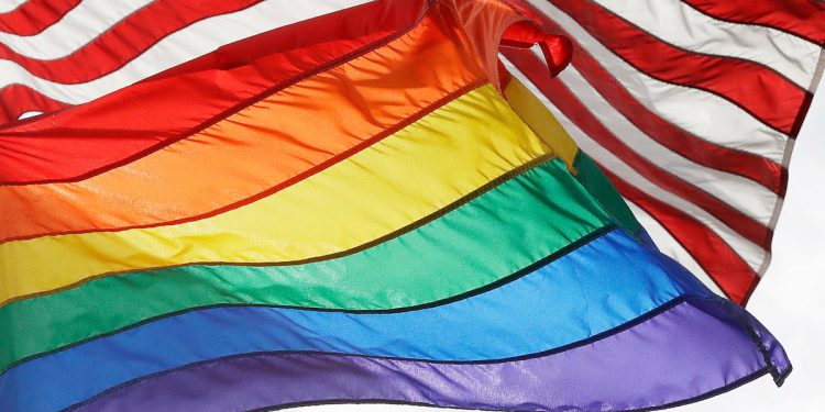 Prvo američke države izdaju LGBTQ+ Zabrana zastave ponosa na školama i vladinim zgradama