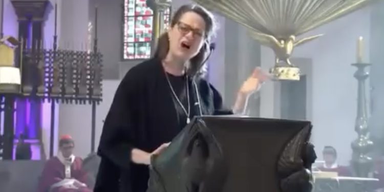 Psalam na misi u Kölnu izazvao bijes i šok tisuća ljudi: ‘Zvuči kao sotonistička himna, mučenje’