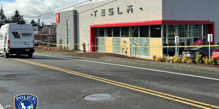 Pucnjevi su pucali u zastupništvo u Tesli dok uzvratni udarac protiv Elona Muska raste