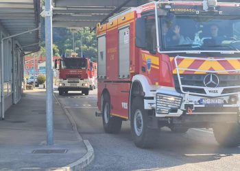 Pulski vatrogasci vježbaju nesreću zrakoplova na aerodromu