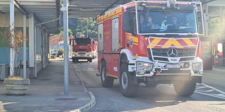 Pulski vatrogasci vježbaju nesreću zrakoplova na aerodromu