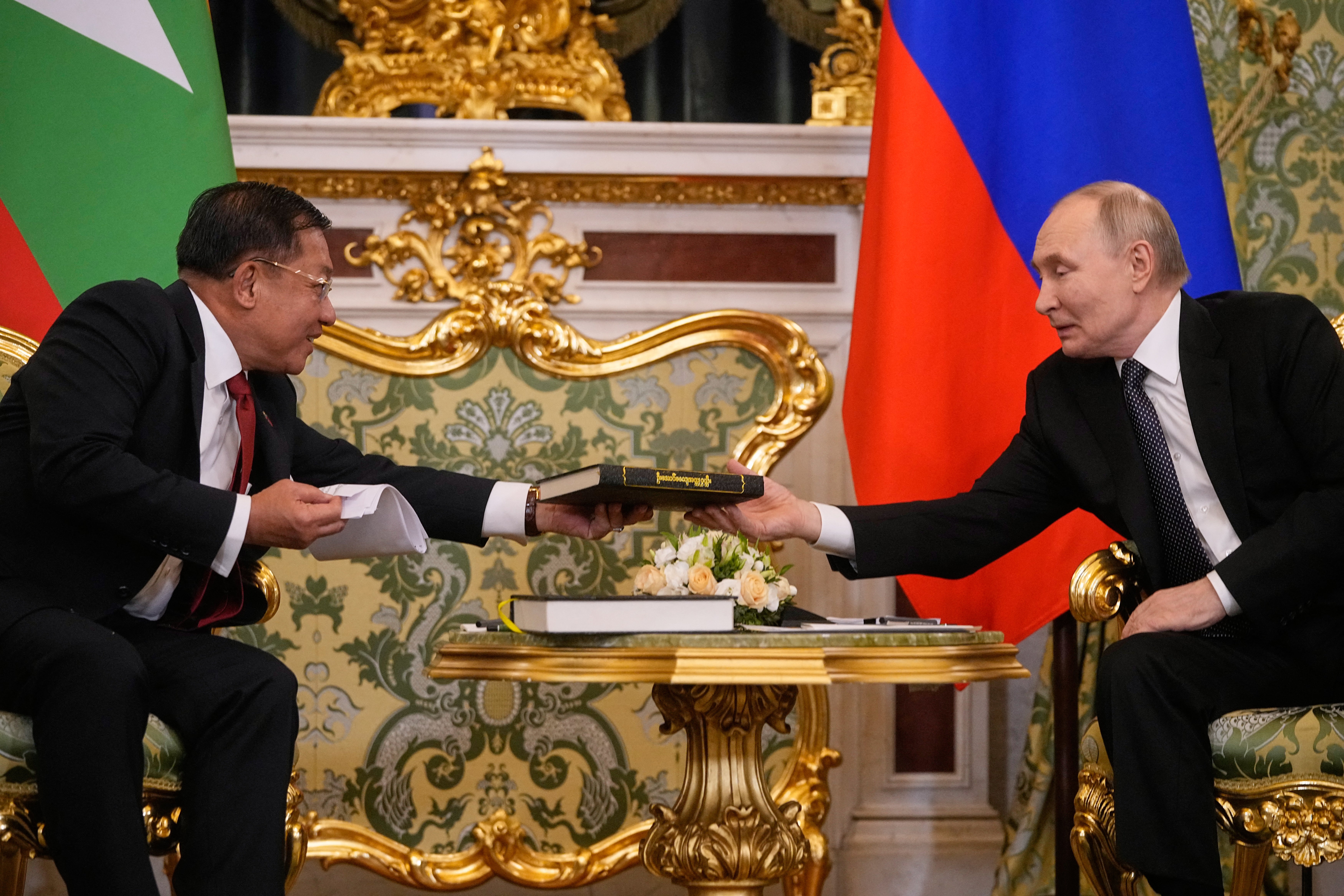 Putin kaže da će General Min Aung Hlaing prisustvovati vojnoj paradi Moskve u svibnju
