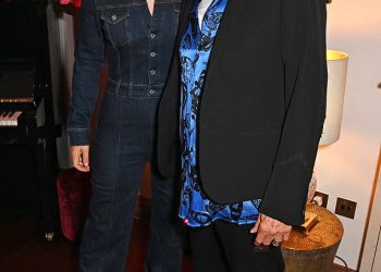 Ronnie Wood (77) i njegova supruga Sally (47) izgledaju dobro raspoloženi dok ugodno postavljaju na pokretanju kluba privatnih članova Nexusa