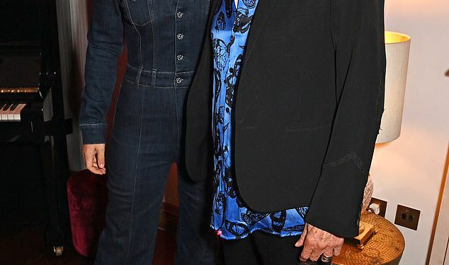 Ronnie Wood (77) i njegova supruga Sally (47) izgledaju dobro raspoloženi dok ugodno postavljaju na pokretanju kluba privatnih članova Nexusa